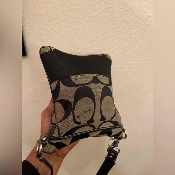 Coach, please check all picture of condition - Picture 6 of 17